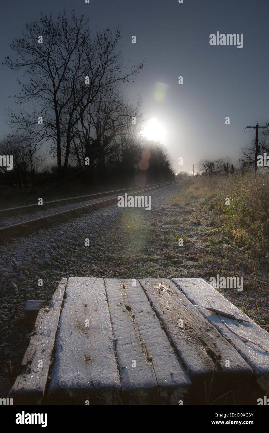 Land des ländlichen Raums Eisenbahnlinie mit Morgen frost Stockfoto
