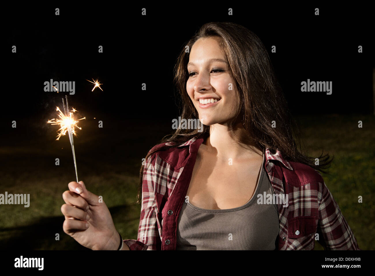 Mädchen halten Wunderkerze Stockfoto