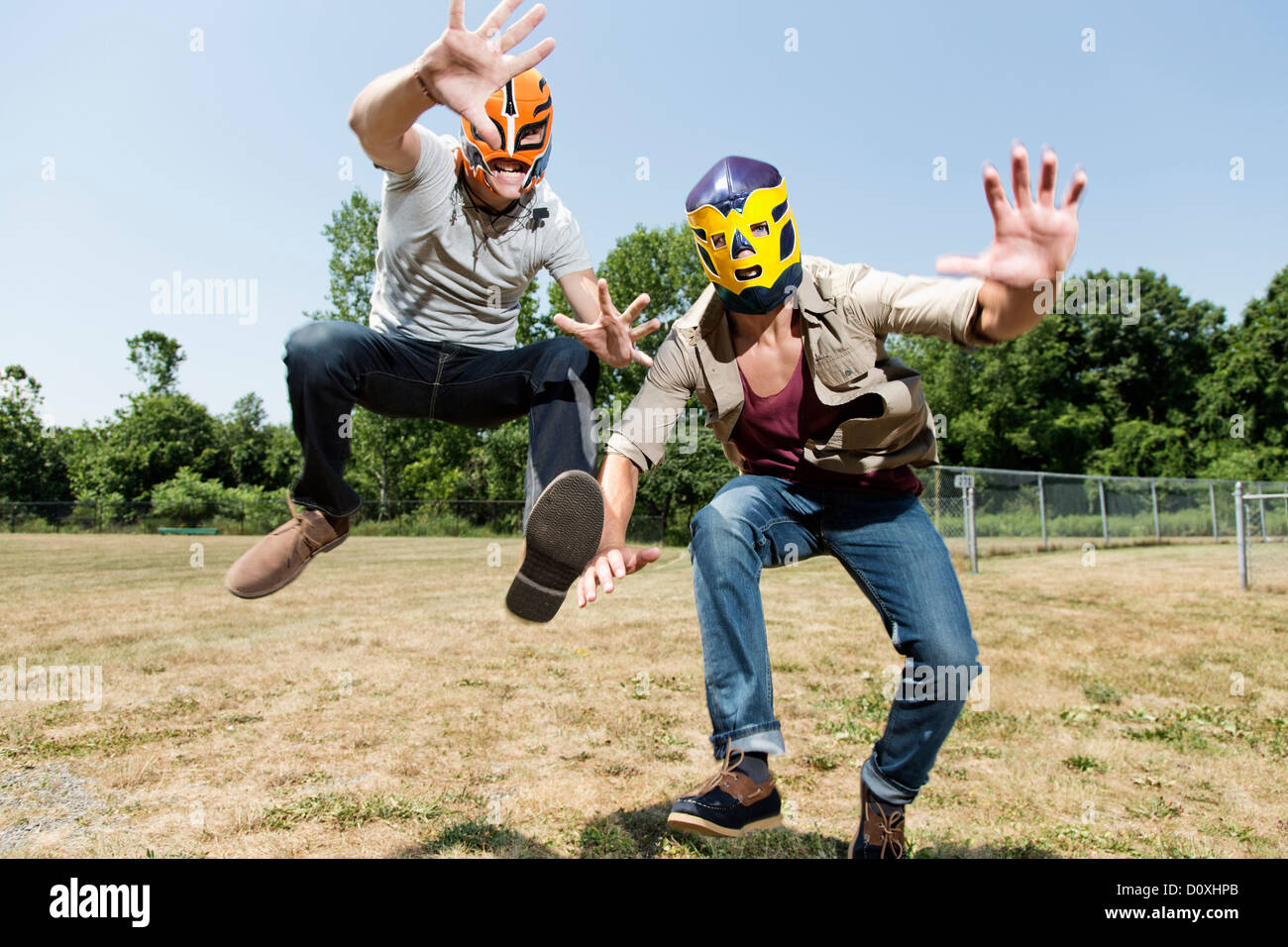 Zwei junge Männer Wrestling Masken Stockfoto