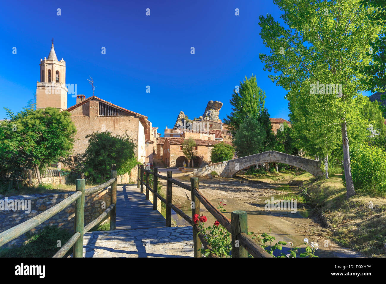 Spanien, Europa, Aragon, Teruel, Provinz Maestrazgo, Miravete De La Sierra Dorf., Teruel, Architektur, Glockenturm, Brücke, Kirche Stockfoto
