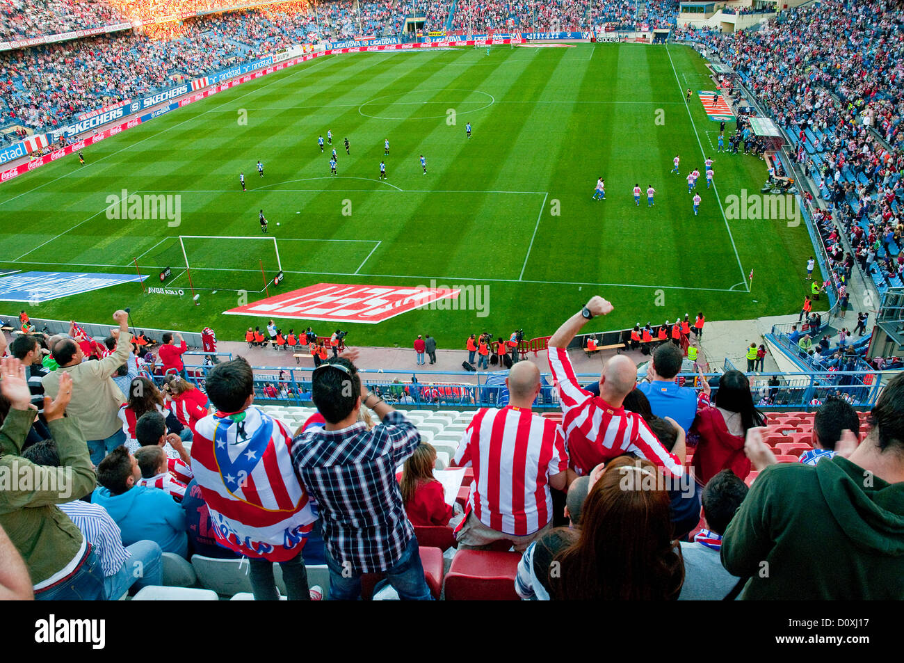 Menschen feiern ein Ziel in der Fußball-Atletico de Madrid-Hercules übereinstimmen. Vicente Calderon Stadion, Madrid, Spanien. Stockfoto