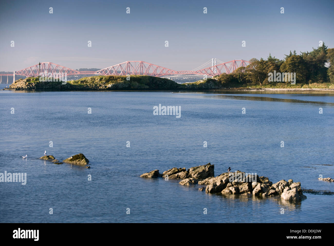 Ansicht von Downing Punkt Dalgety Bay, mit den Forth Bridges im Hintergrund. Stockfoto