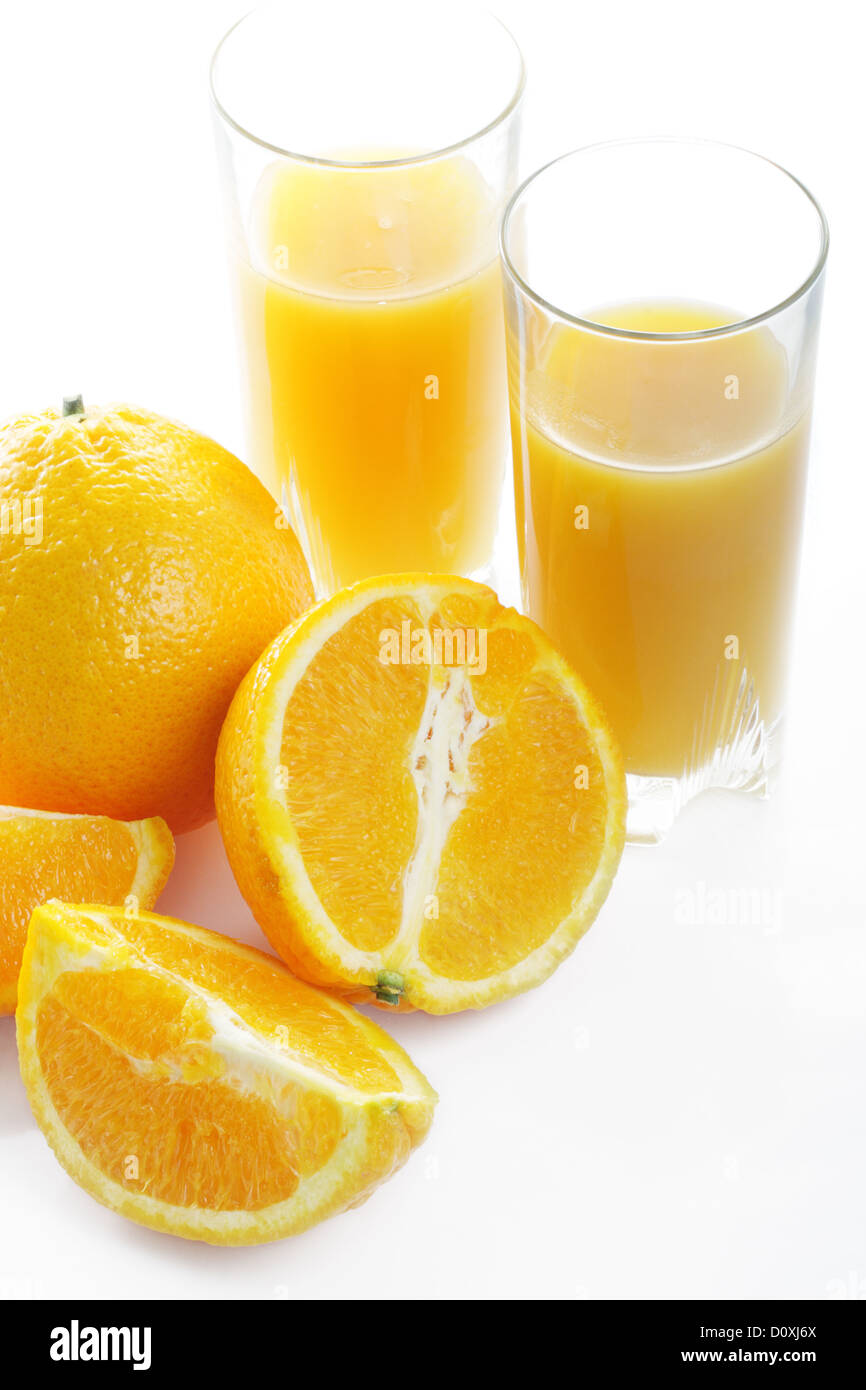Orangen und Saft über Ansicht Stockfoto