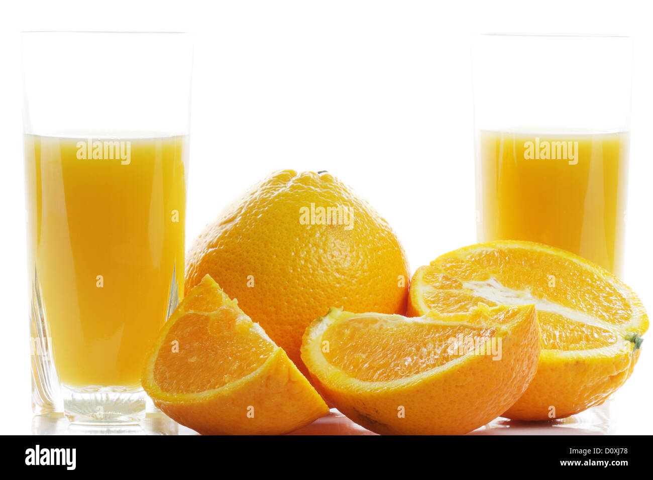 Orangen und zwei Gläser Saft Stockfoto