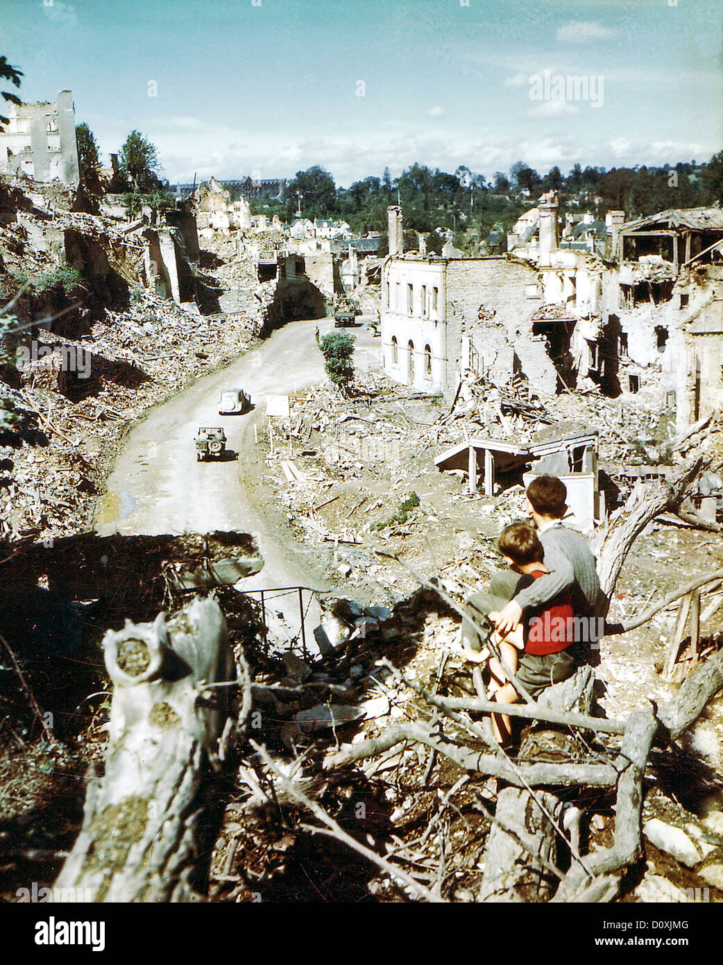 Betrieb, Overlord, Normandie, zwei, amerikanisch, Soldaten, Jeeps, Ruinen, Zweiter Weltkrieg, Departement Manche, Frankreich, 1944, Stadt, Familienbesuch Stockfoto