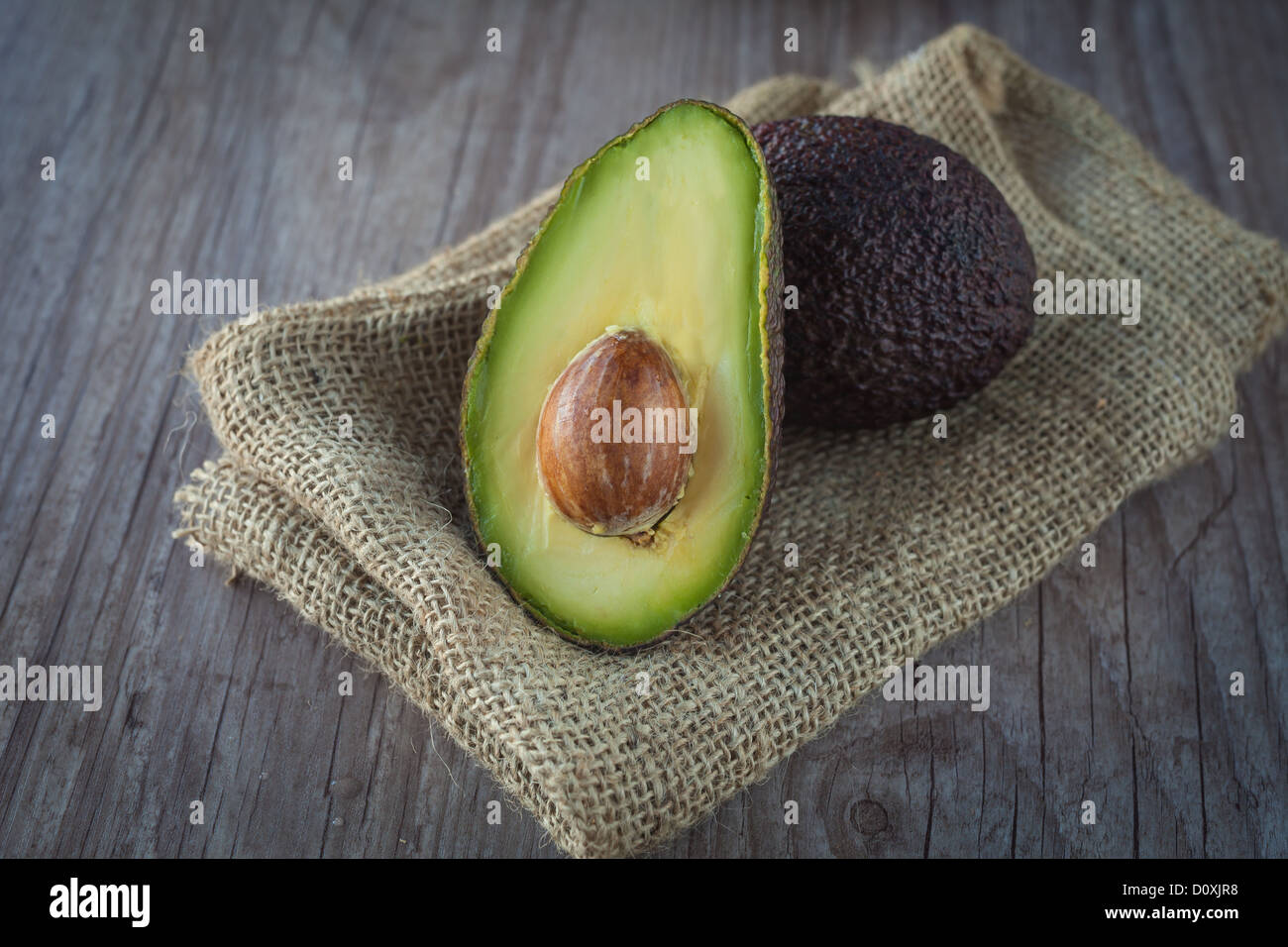 Frische Avocado Frucht auf einem hölzernen Hintergrund Stockfoto