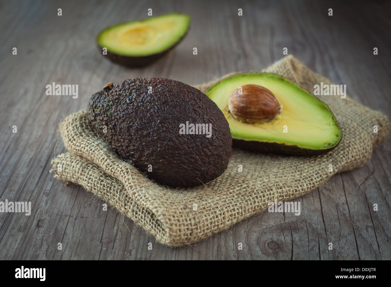 Frische Avocado Frucht auf einem hölzernen Hintergrund Stockfoto