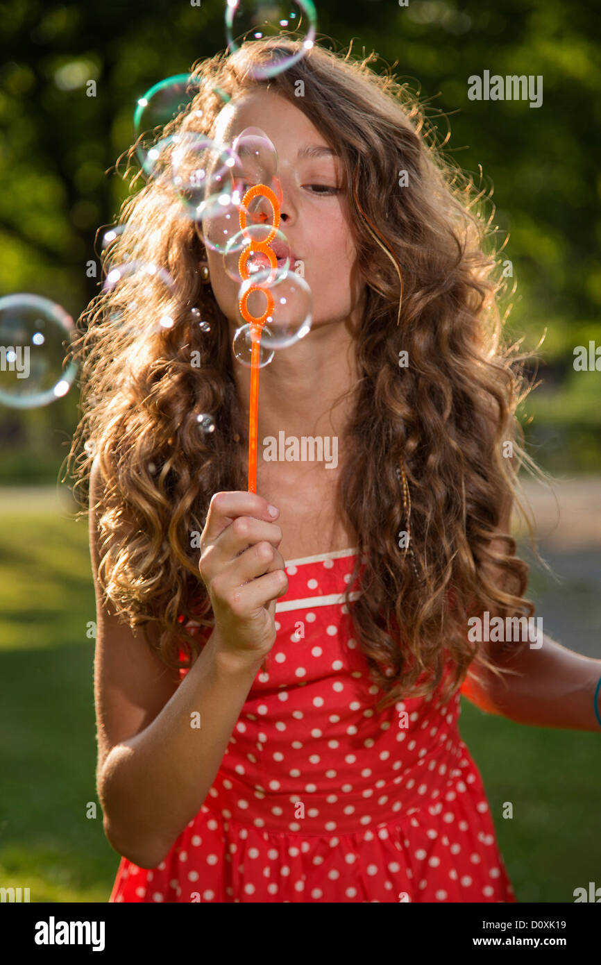 Mädchen bläst Seifenblasen mit Blase wand Stockfoto