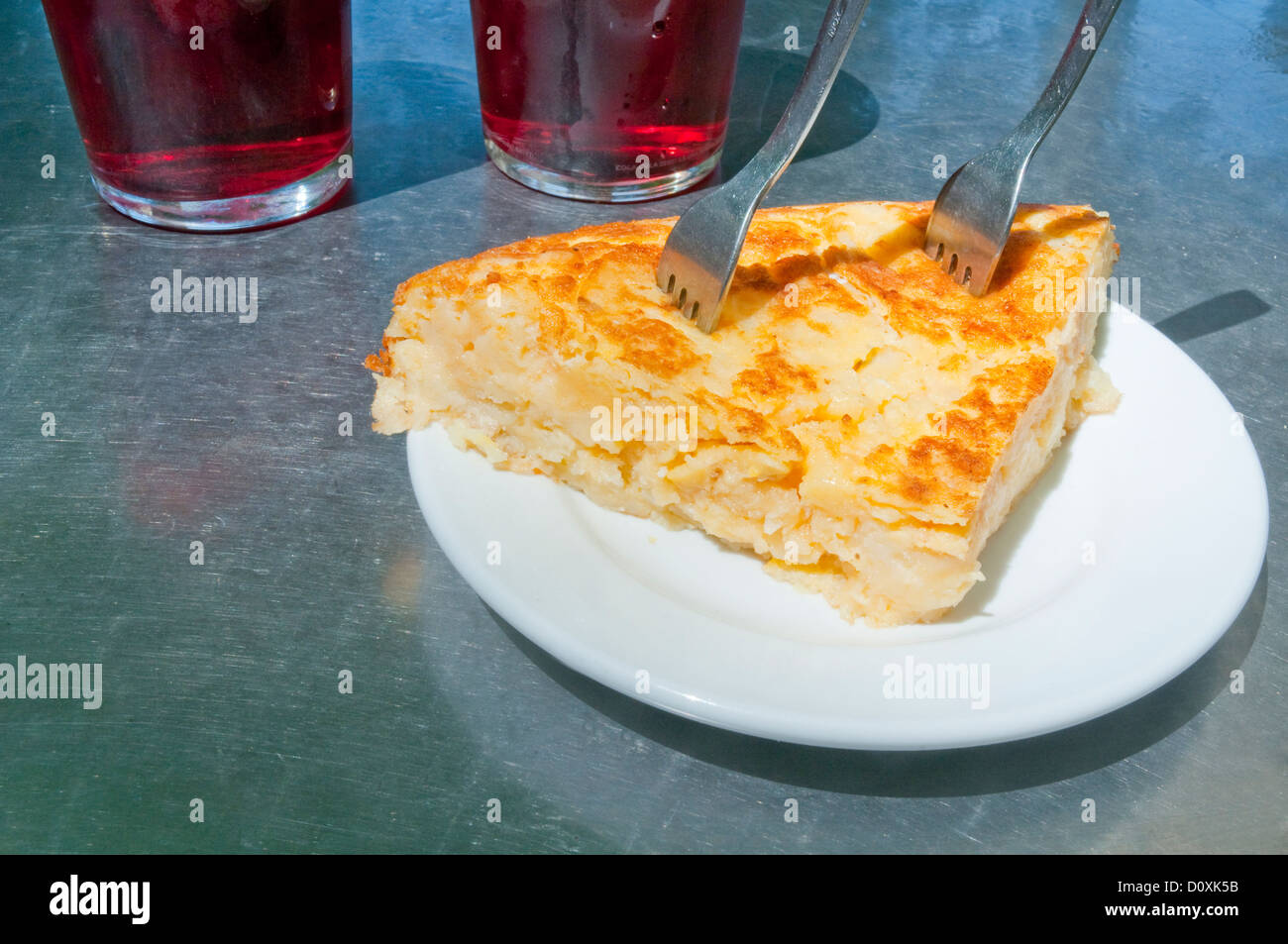 Spanische Vorspeise: spanisches Omelett serviert und Tinto de Verano in eine Terrasse. Madrid, Spanien. Stockfoto