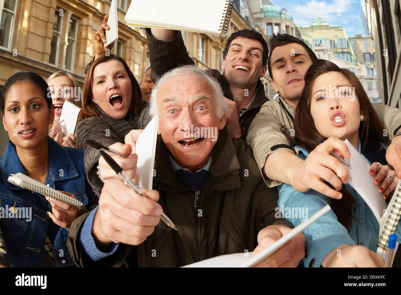 Gruppe von Menschen um Autogramme bitten Stockfoto