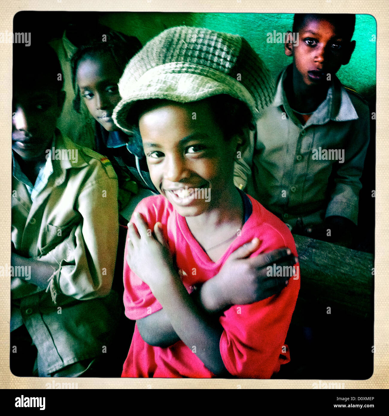 Rasta Kid mit Toothy Lächeln über seine Hände auf seine Brust In Shashemene Jamaican School, Oromia-Region, Äthiopien Stockfoto