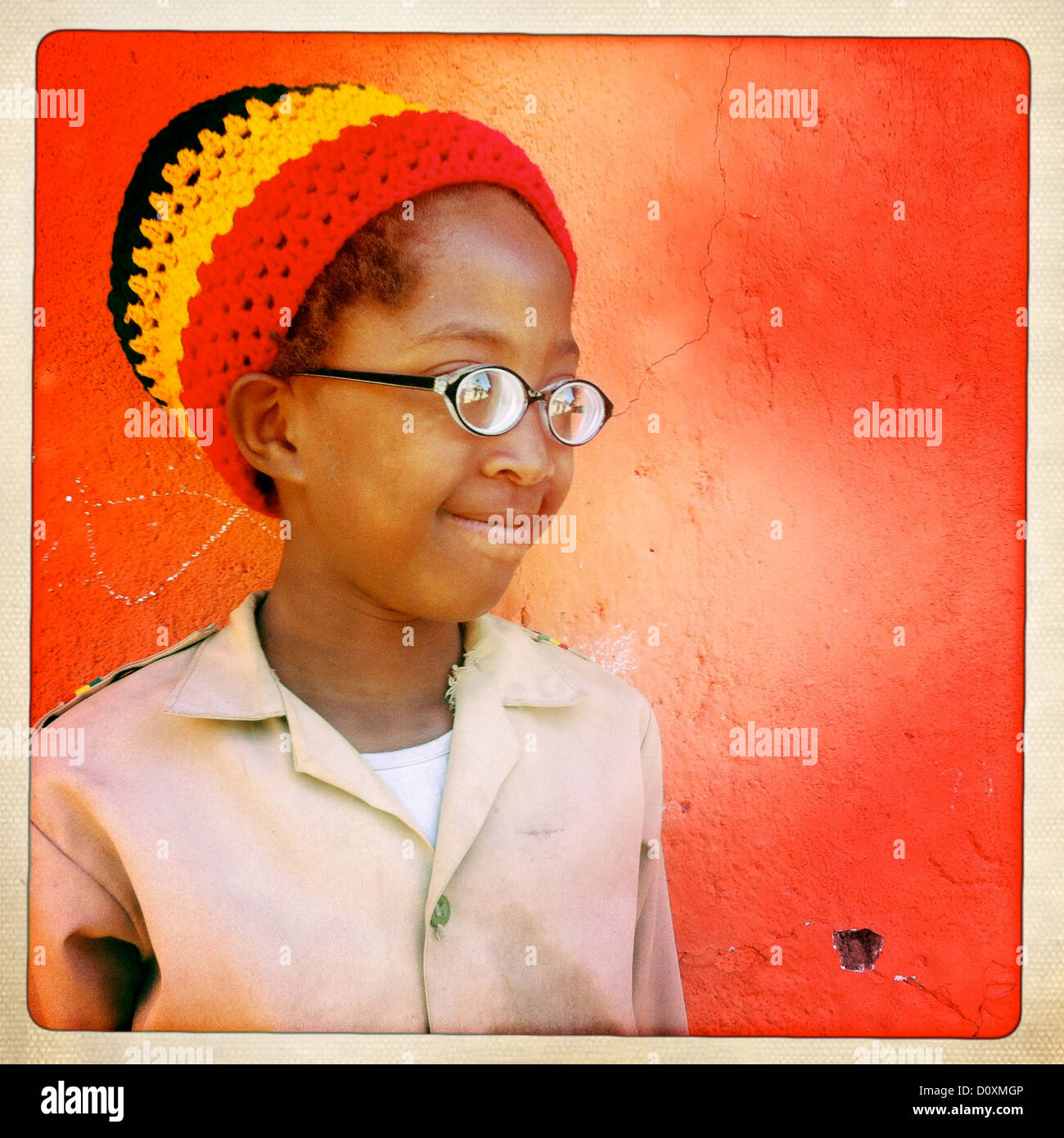 Rasta Kid mit dicker Brille und bunten Hut In Shashemene Jamaican School, Oromia-Region, Äthiopien Stockfoto