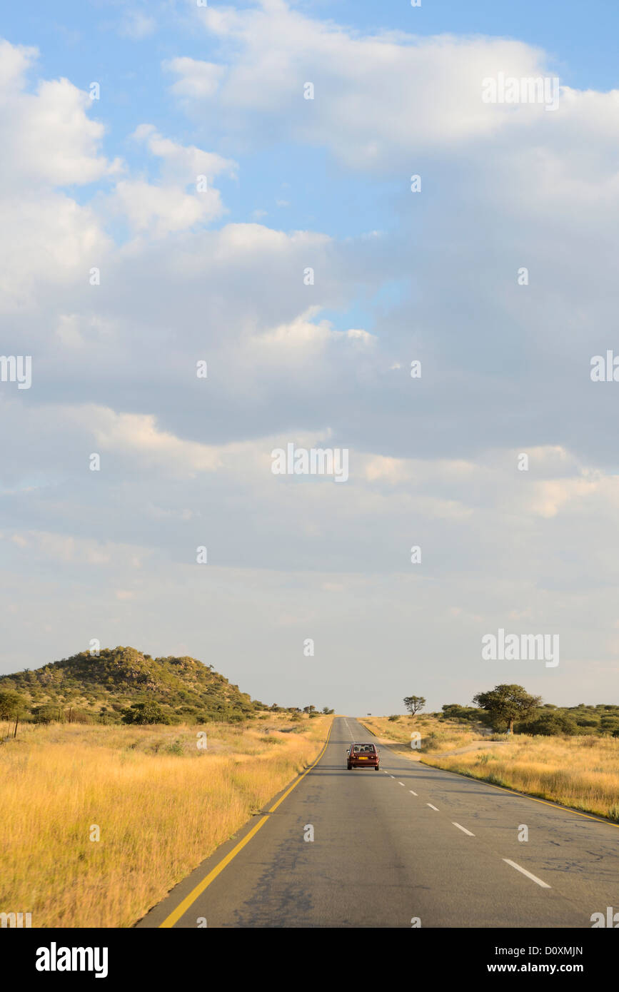 Afrika, Namibia, Afrika, Auto, Auto, Autobahn, Landschaft, linke Seite, Ebenen, rot, Straße, Savanne, vertikale Stockfoto
