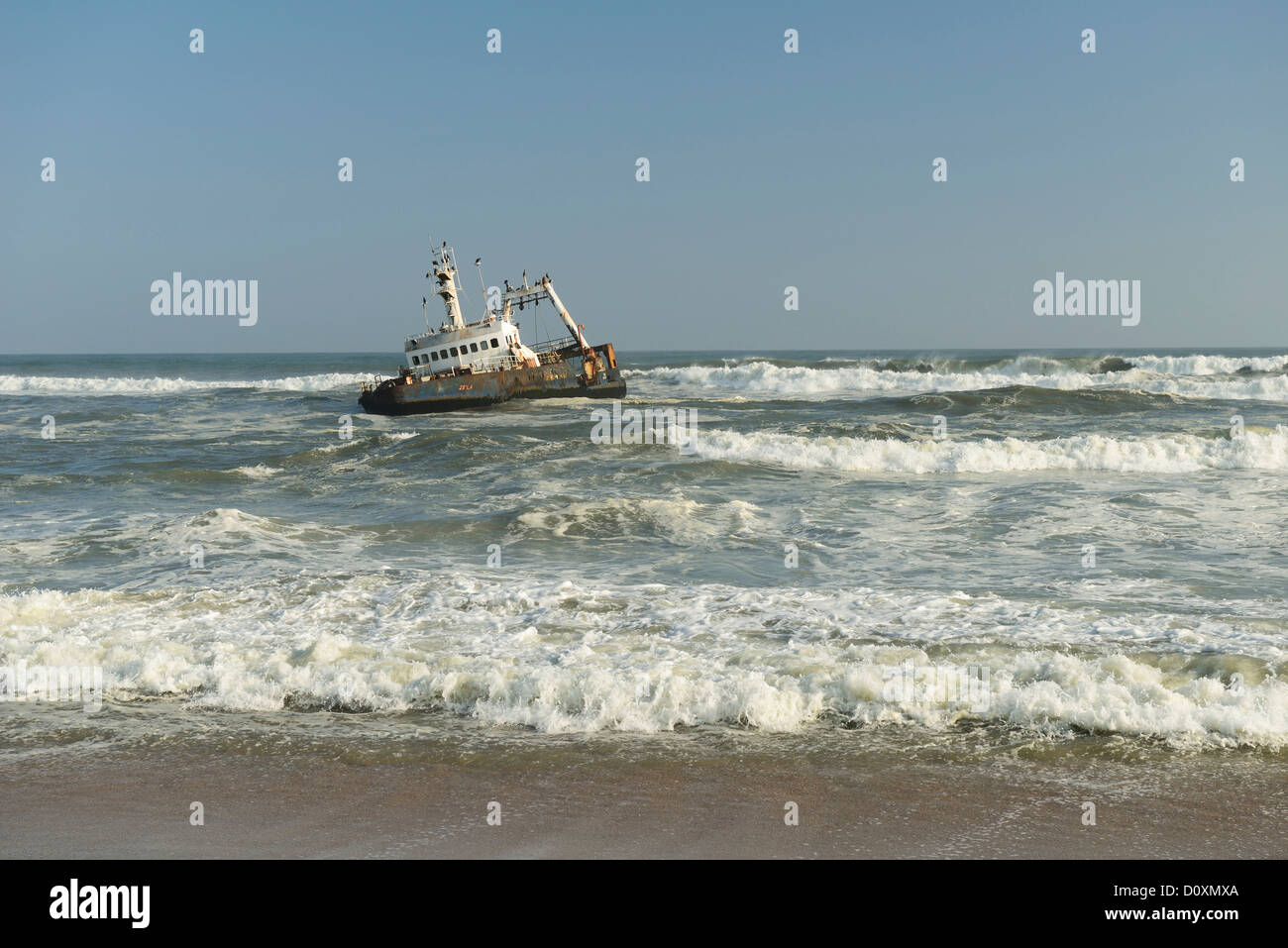 Afrika, Henties Bay, Namibia, Schiffbruch, Skeleton Coast, Strand, Boot, Horizontal, Ozean, Schaukeln, Salzwasser, flach, Schiff, shor Stockfoto