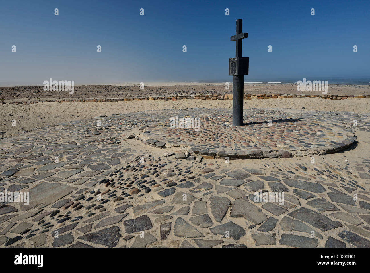 Afrika, Cape Cross, Namibia, Muster, Skeleton Coast, Strand, Kreuz, Horizontal, Marker, Religion, religiöse, Sand, Stein Stockfoto