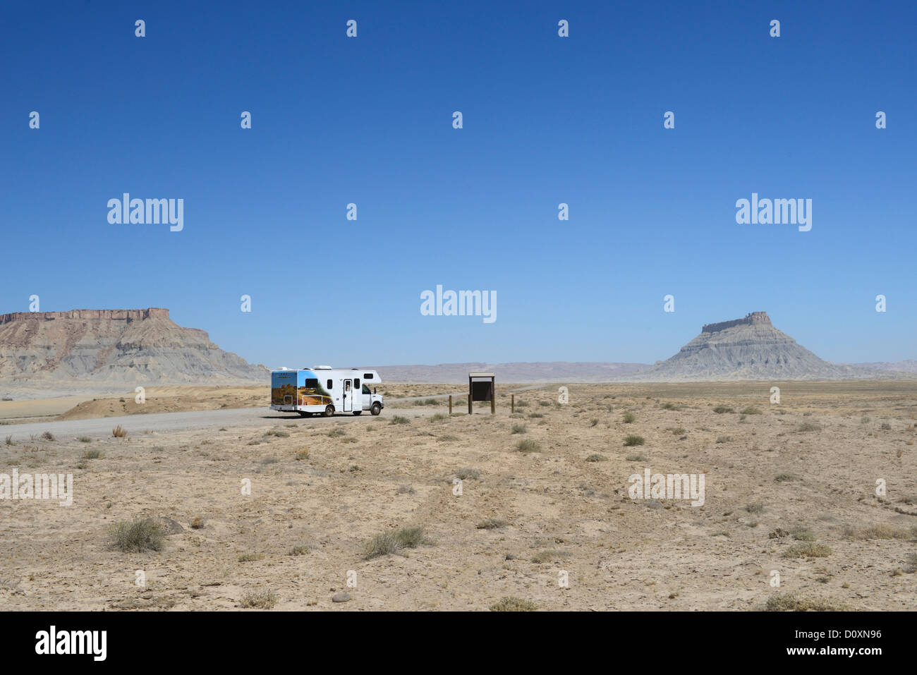 Amerika, USA, USA, Colorado Plateau, Utah, Fabrik Butte, Erosion, Wüste, motor Home, RV, camping, Caineville Stockfoto
