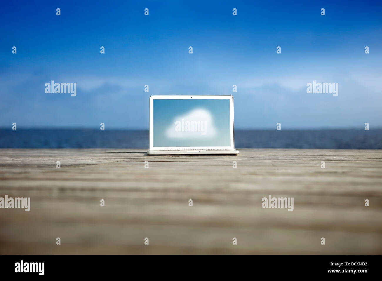 Cloud-Symbol auf einem Laptop auf einem pier Stockfoto