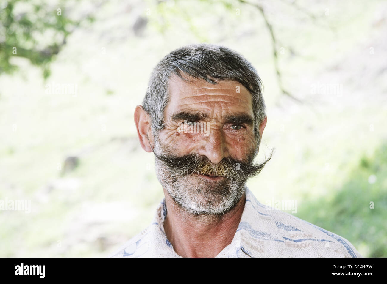 Elederly Mann mit Schnurrbart Stockfoto
