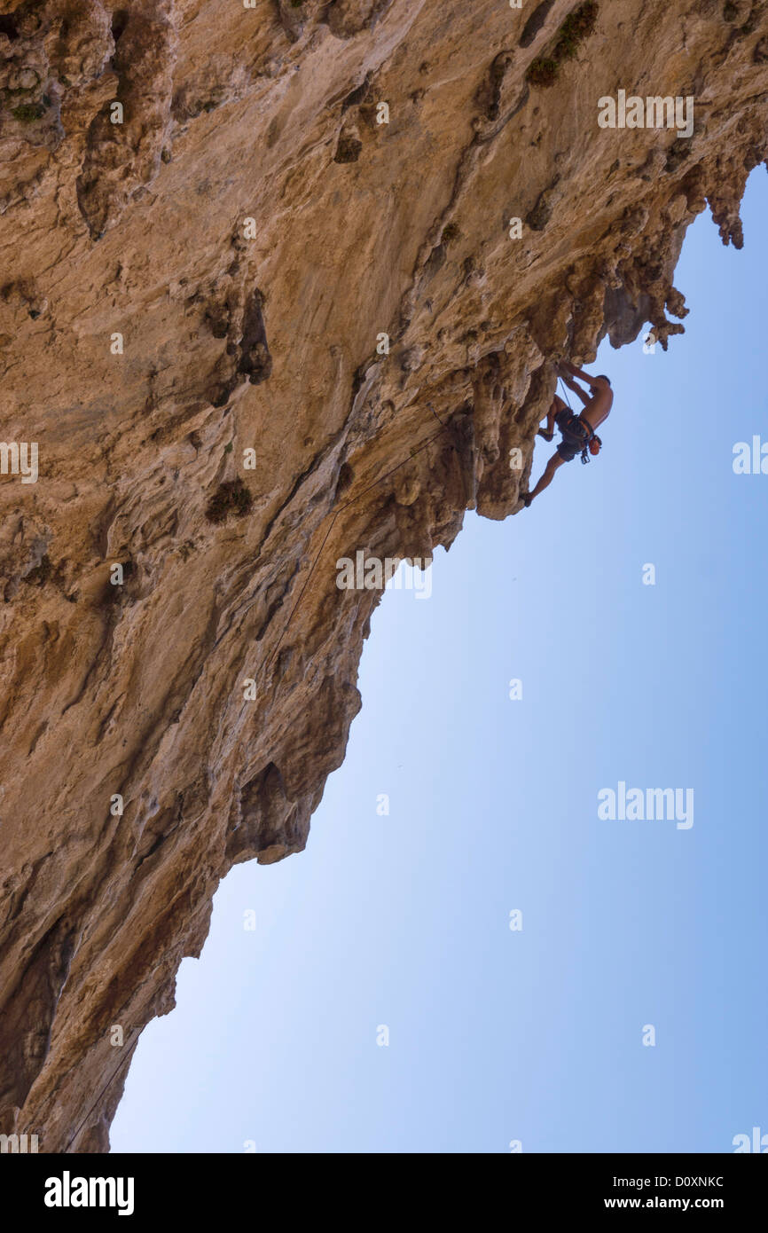 Kletterer auf überhängenden Felsen, Grande Grotta, Kalymnos Griechenland Stockfoto