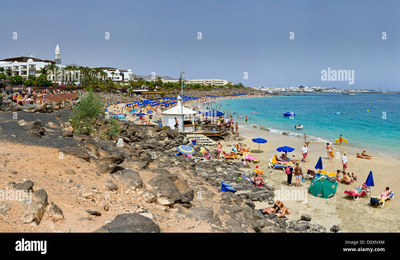 Spanien, Lanzarote, Playa Blanca, Playa Dorada, Landschaft, Wasser, Sommer, Strand, Meer, Menschen, Kanarische Inseln, Stockfoto