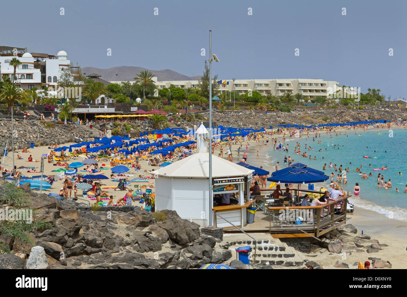 Spanien, Lanzarote, Playa Blanca, Playa Dorada, Landschaft, Wasser, Sommer, Strand, Meer, Menschen, Kanarische Inseln, Stockfoto