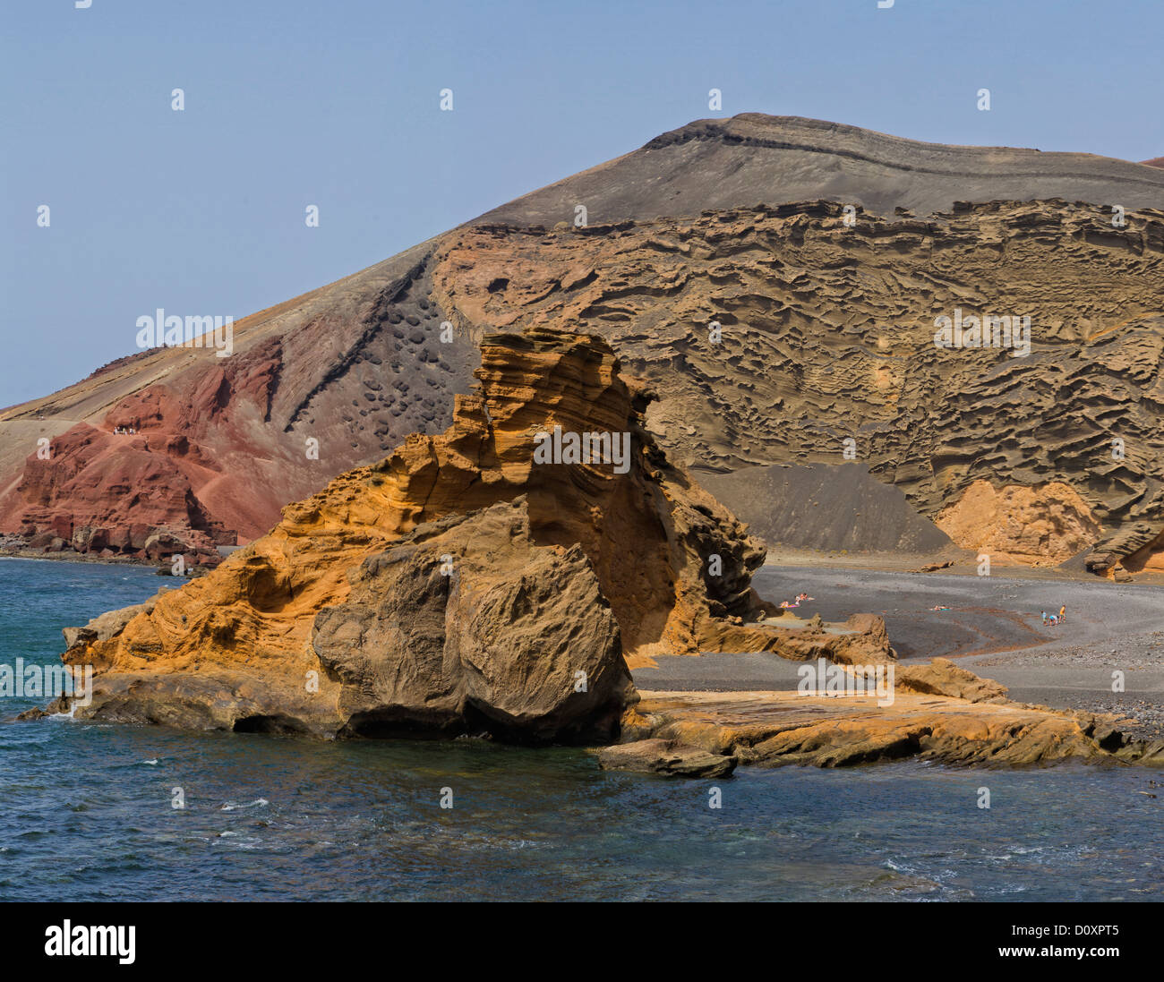 Spanien, Lanzarote, El Golfo, roten Felsen, Landschaft, Wasser, Sommer, Strand, Meer, Menschen, Kanarische Inseln, Stockfoto