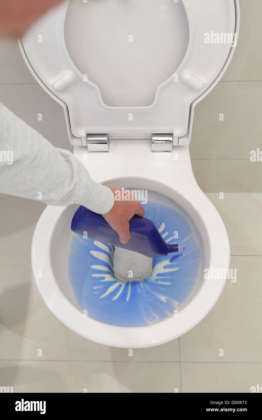 Desinfektionsmittel in die Toilette gießen Stockfoto