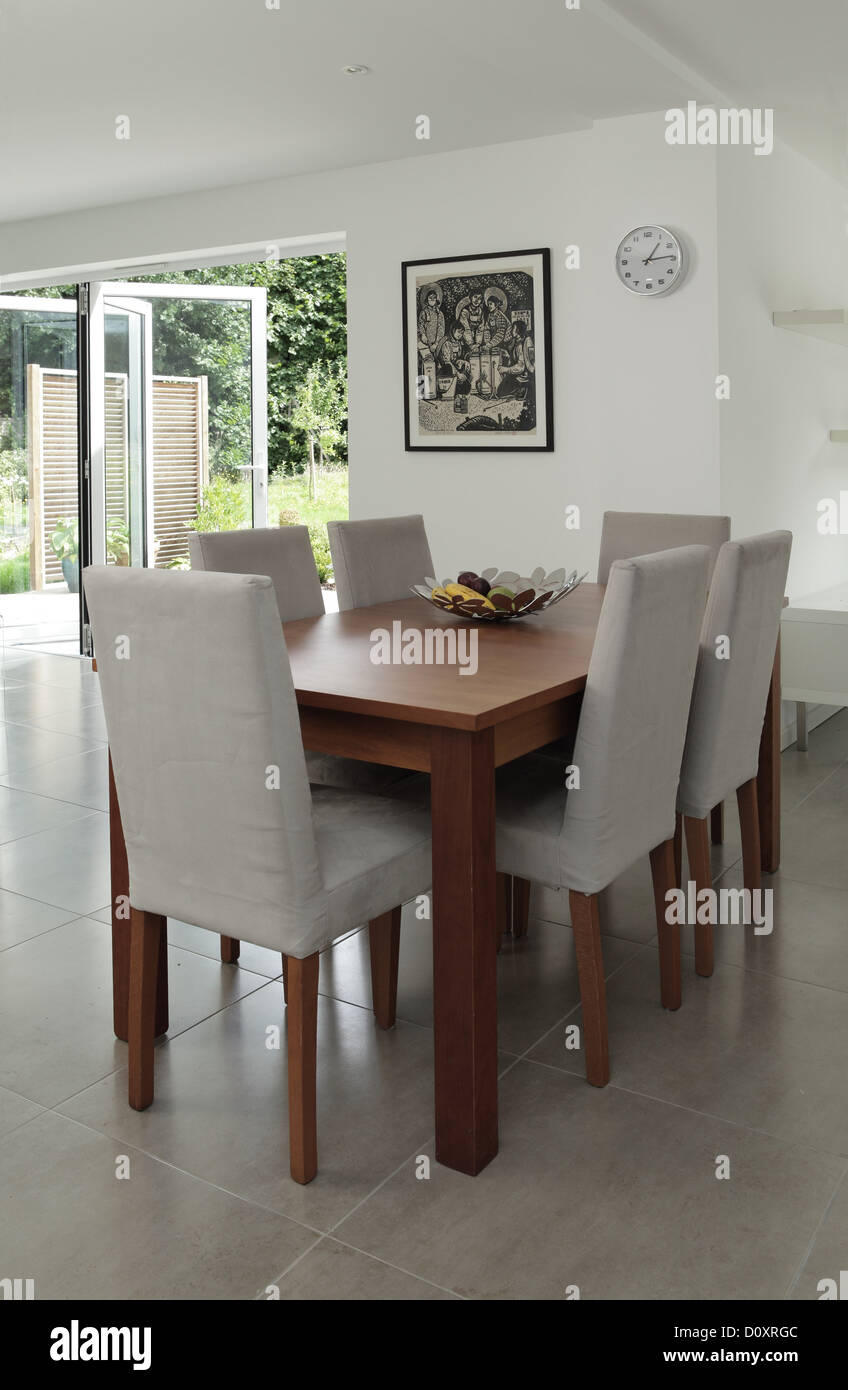 Tisch und Stühle im Essbereich Stockfoto