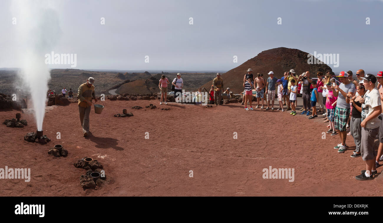 Spanien, Lanzarote, Parque Nacional, Nationalpark Timanfaya, künstliche, Geysir, Landschaft, Wasser, Sommer, Leute, Kanarische Inseln Stockfoto