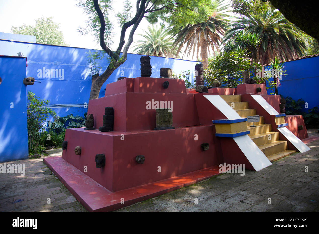Museo Frida Kahlo Gärten mit Pyramide Replica bedeckt mit vorspanischen Statuen in Coyoacan in Mexiko-Stadt DF Stockfoto
