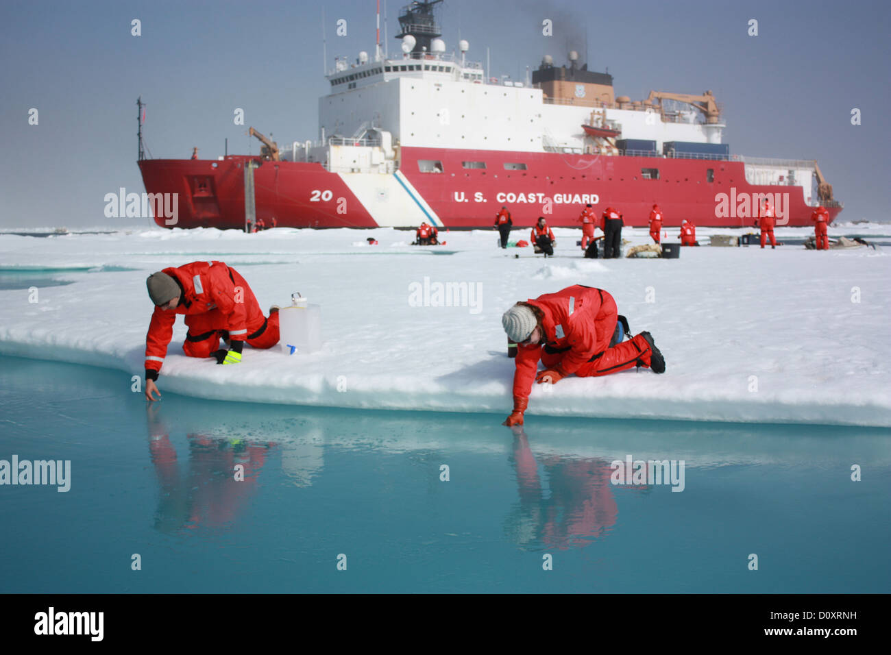 US Coast Guard Cutter Healy parkten in einer Eisscholle bei Recherchen auf veränderte Bedingungen in der Arktis 6. Juli 2011 in der Tschuktschensee. Stockfoto