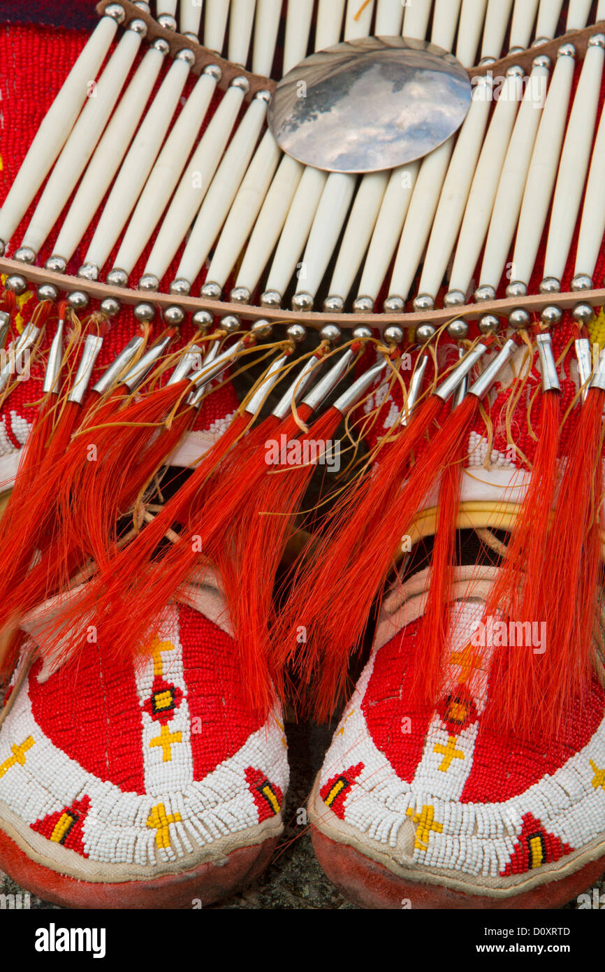 USA, USA, Amerika, Kleid, Mokassins, reich verzierten, details, Lakota, Souix, Modell, Ureinwohner, Indianer, Weiblich, Frau, Dr. Stockfoto