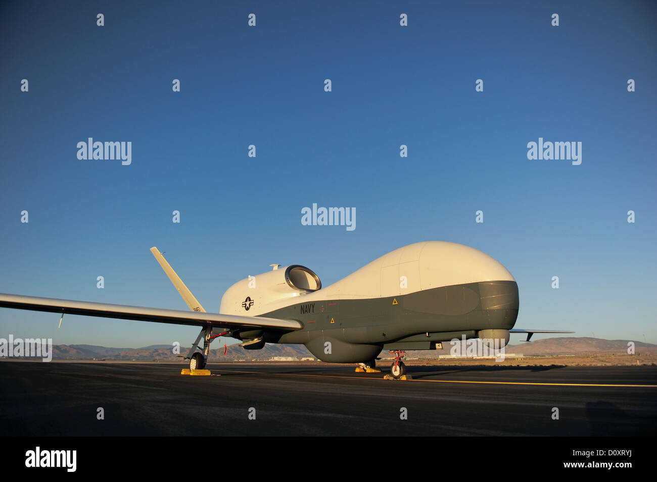 Eine RQ-4 Global Hawk unbemannten sitzt auf einem Flug Linie. Stockfoto