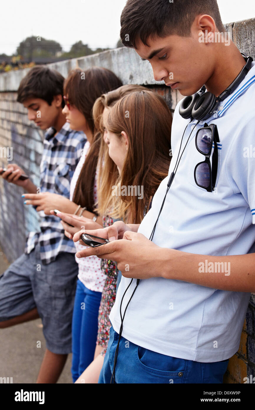 Jugendliche mit Handys Stockfoto
