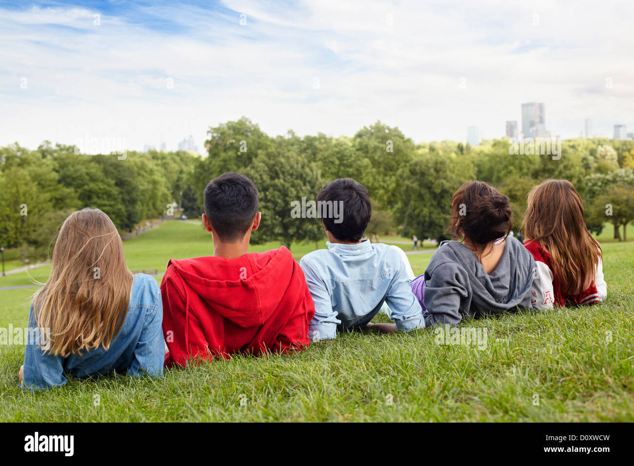 Jugendliche hängen in einem park Stockfoto