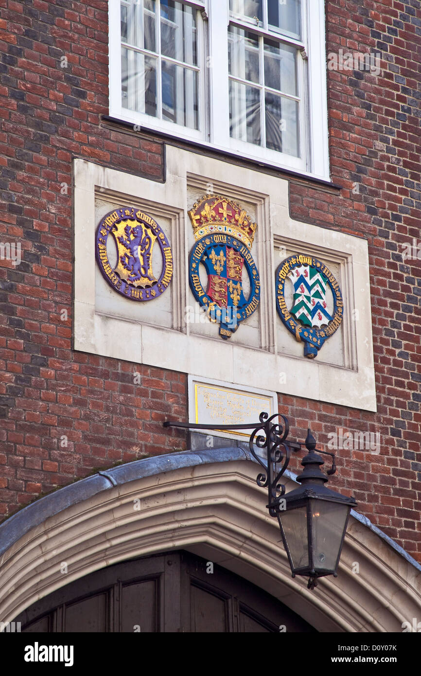 City of London Chancery Lane der 16. Jahrhundert Gate House of Lincoln Inn mit ursprünglichen heraldischen Arme Stockfoto