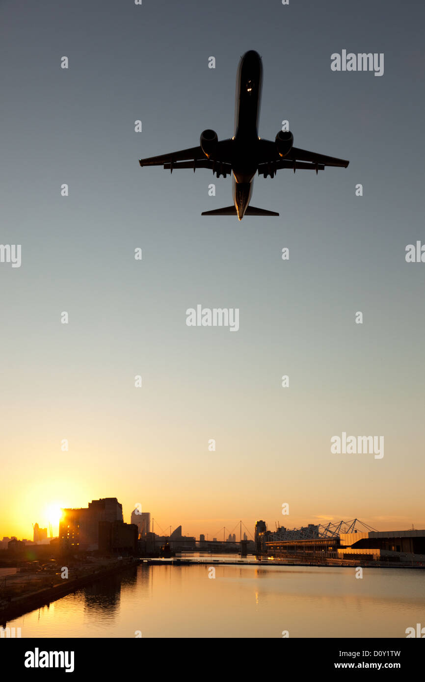 ein Flugzeug auf den Endanflug zum London City Airport Stockfoto