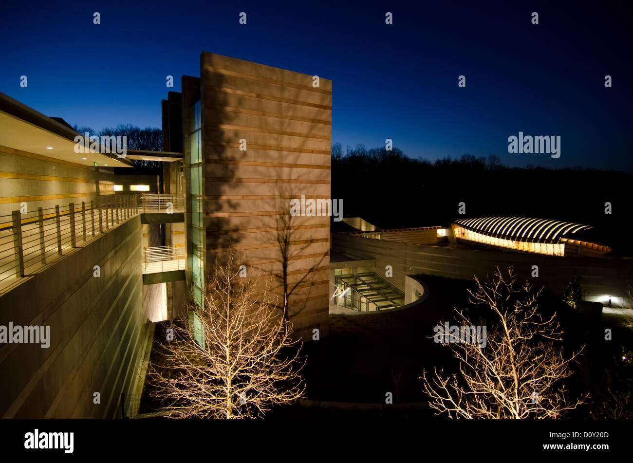 Kristallmuseum Brücken in der Nacht.  Museum für amerikanische Kunst in Bentonville, Arkansas, USA. Gegründet von Alice Walton Stockfoto