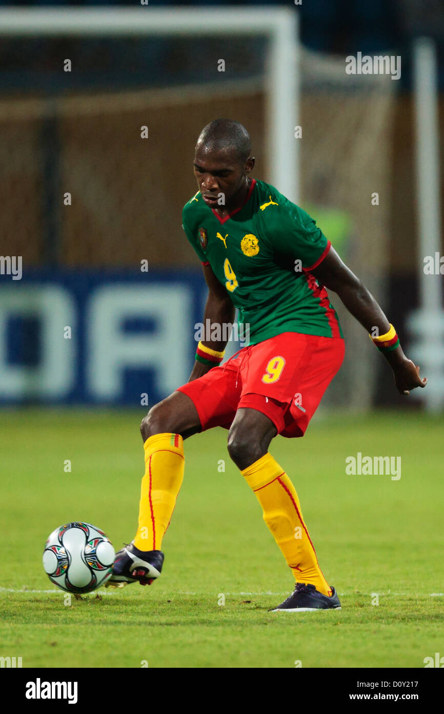 Brice Owona aus Kamerun übergibt den Ball während eines Spiels der FIFA U-20-Weltmeisterschaft gegen Deutschland am 2. Oktober 2009 im Ismailia-Stadion in Ismailia, Ägypten. Nur redaktionelle Verwendung. Kein Pushing auf die Nutzung mobiler Geräte. Kommerzielle Nutzung verboten. Stockfoto