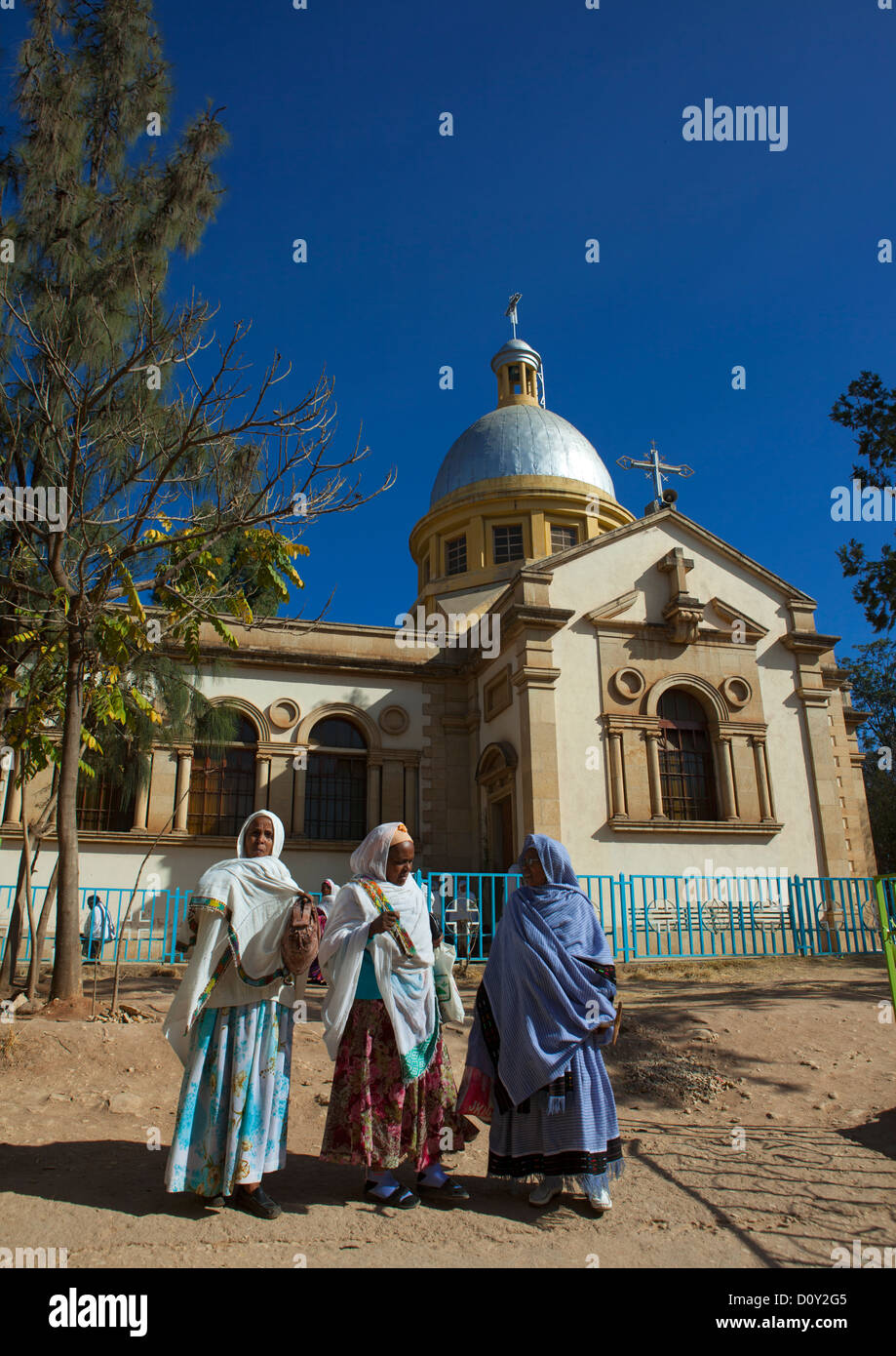 Frauen reden außerhalb A Kirche, Harar, Äthiopien Stockfoto