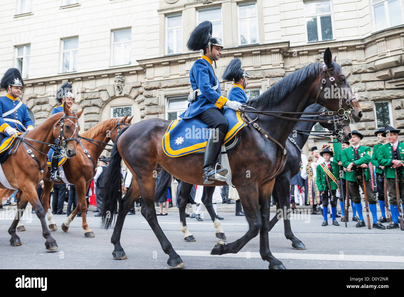 Deutschland, Bayern, München, Oktoberfest, Oktoberfest-Parade, Leute gekleidet in historischen Kostümen auf dem Pferderücken Stockfoto