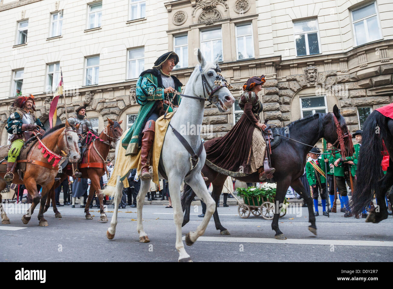Deutschland, Bayern, München, Oktoberfest, Oktoberfest-Parade, Leute gekleidet in historischen Kostümen auf dem Pferderücken Stockfoto