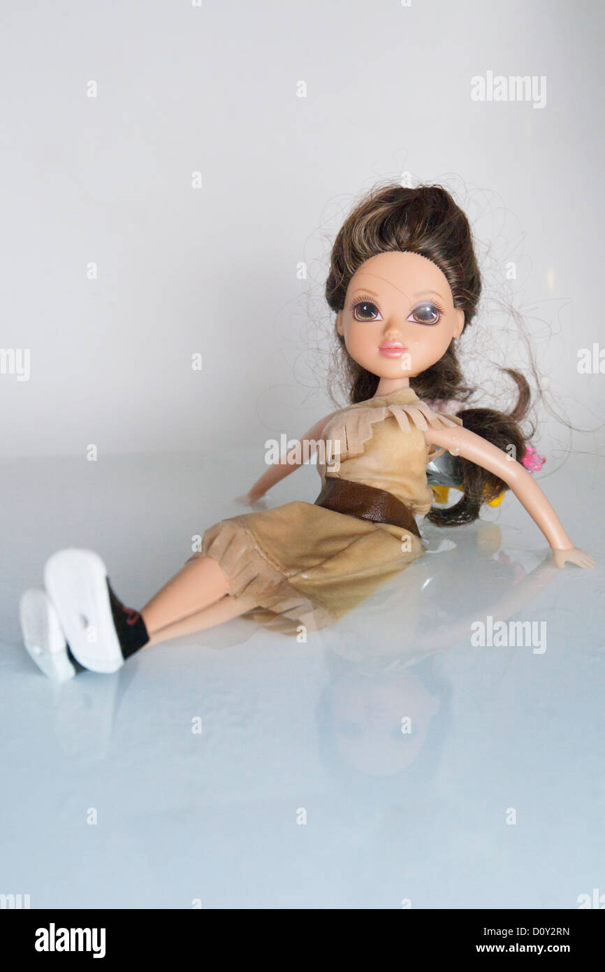 Barbie-Puppe sitzt im seichten Wasser Stockfotografie - Alamy