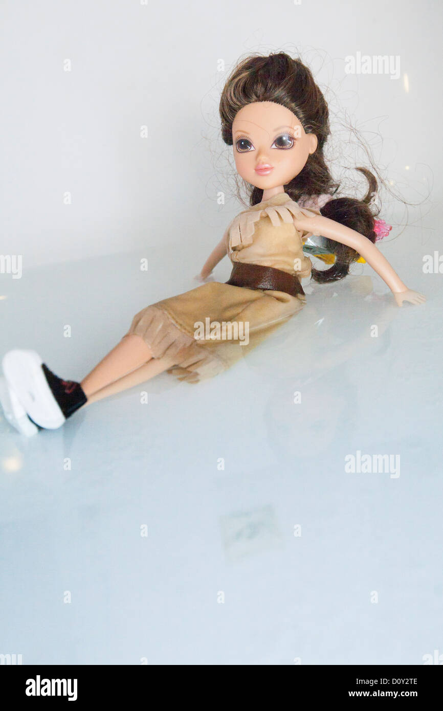 Barbie-Puppe sitzt im seichten Wasser Stockfotografie - Alamy
