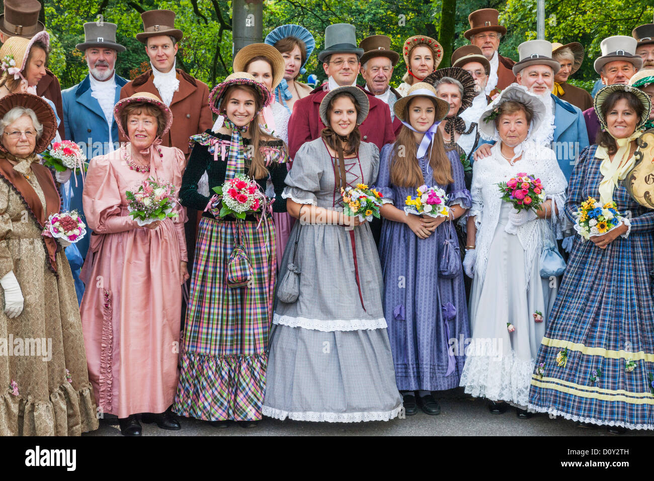 Deutschland, Bayern, München, Oktoberfest, Oktoberfest-Parade, Frauen in historischen Kostümen Stockfoto