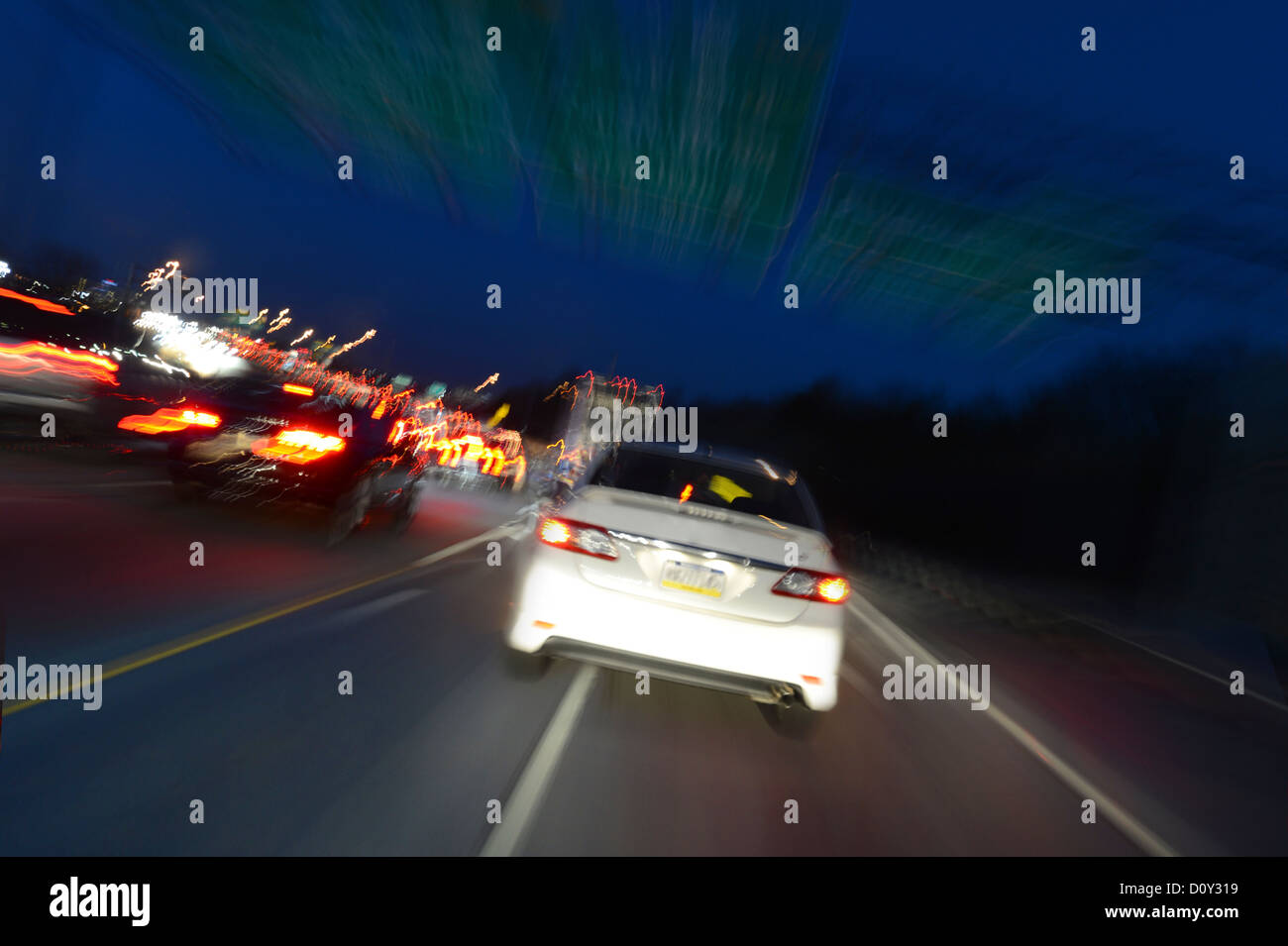 Auto beschleunigt auf der Autobahn bei Nacht, USA Stockfoto