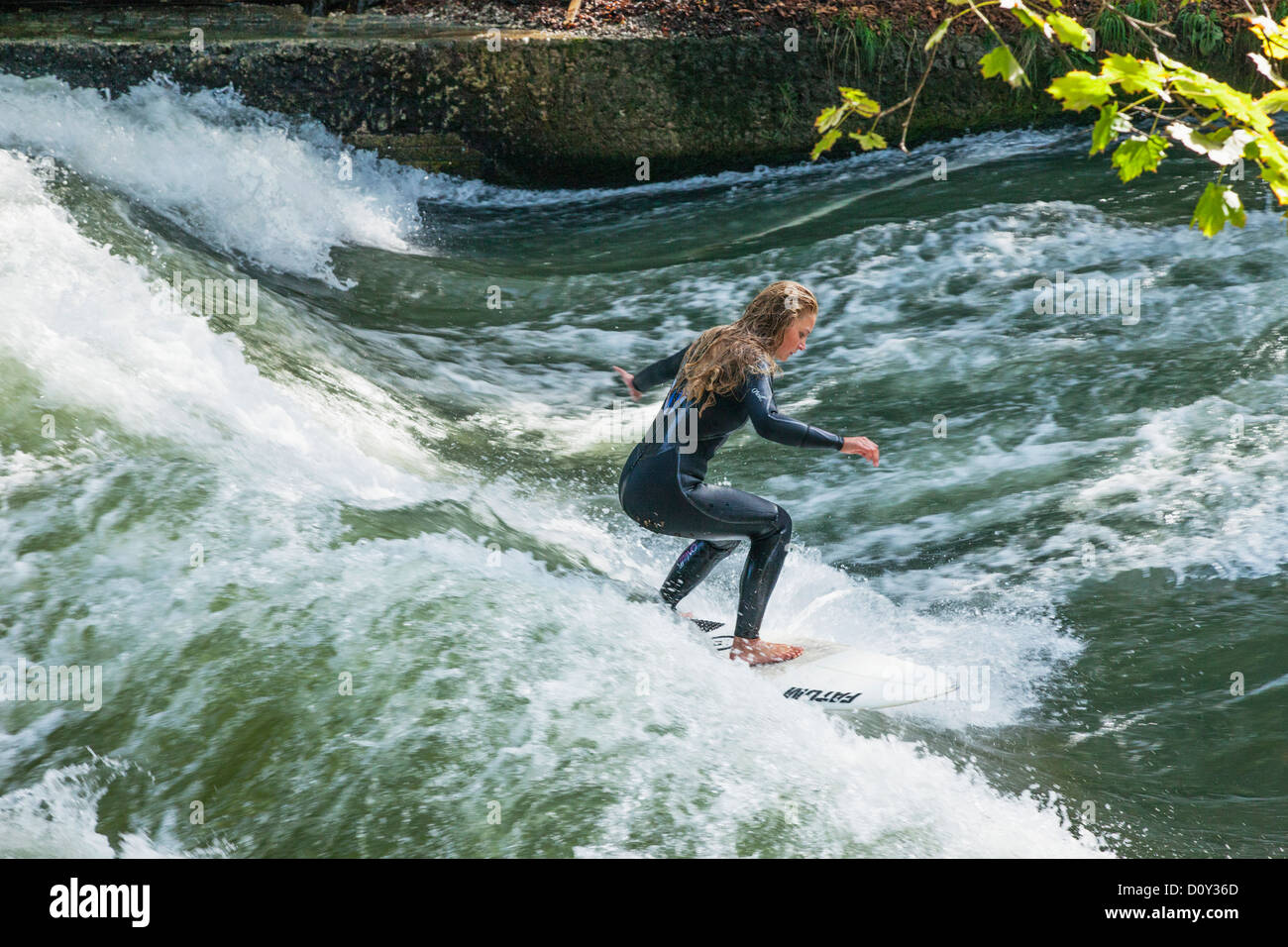 Deutschland Bayern Munchen Englischer Garten Weibliche Surfer