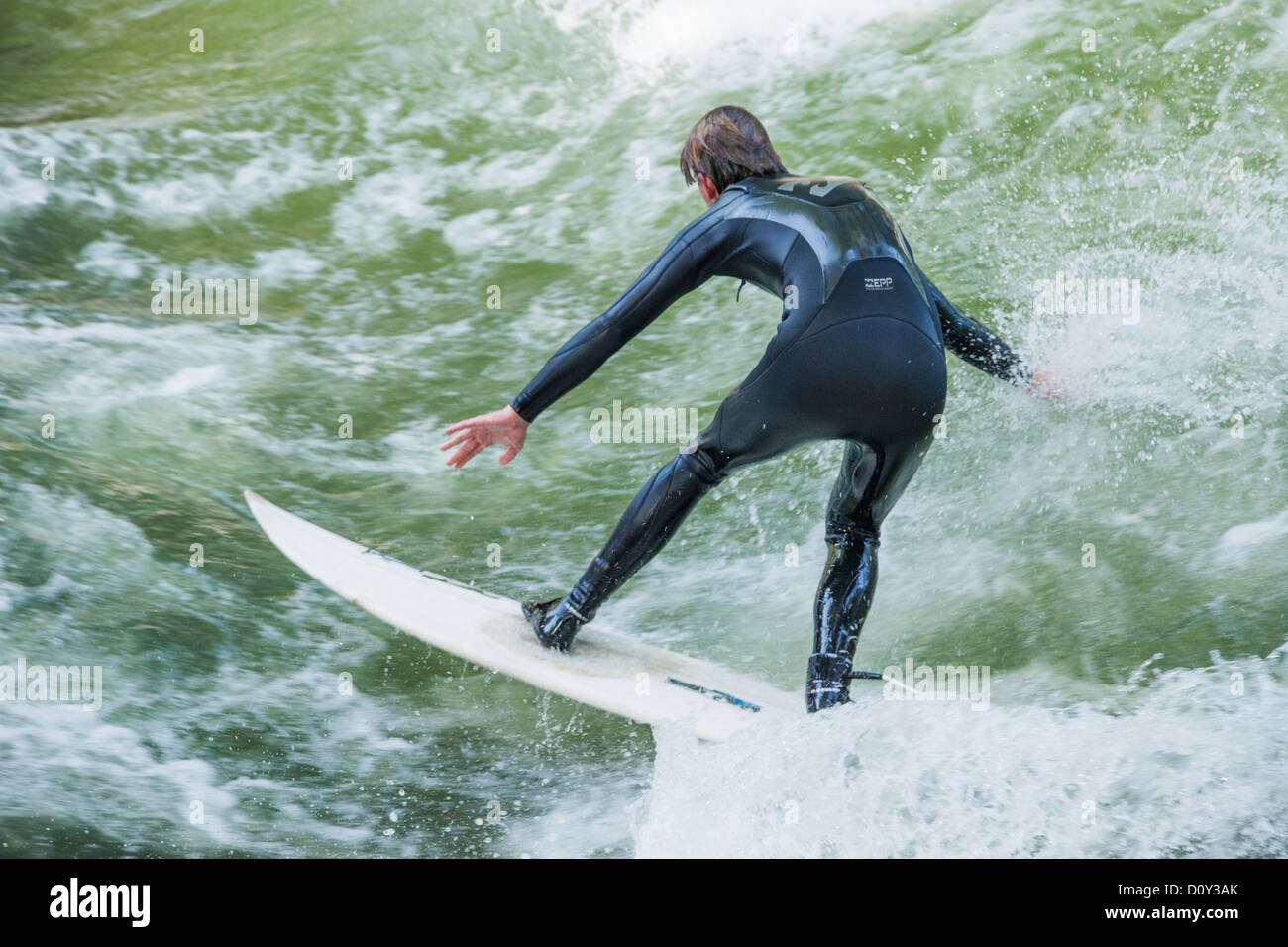 Deutschland Bayern Munchen Englischer Garten Surfer Auf Dem