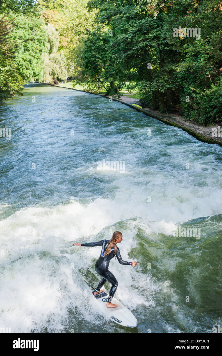 Deutschland, Bayern, München, englischer Garten, weibliche Surfer auf dem Eisbach-Welle Stockfoto