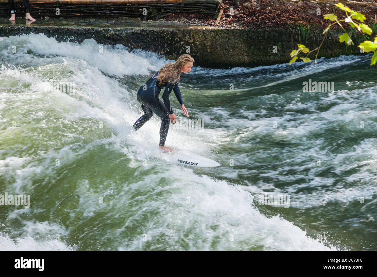 Deutschland Bayern Munchen Englischer Garten Surfer Auf Dem